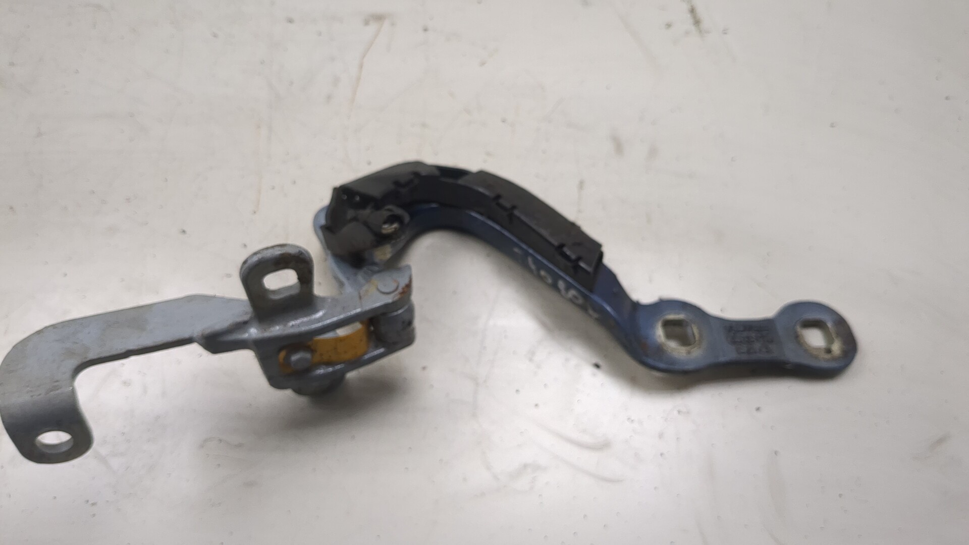 Петля крышки багажника