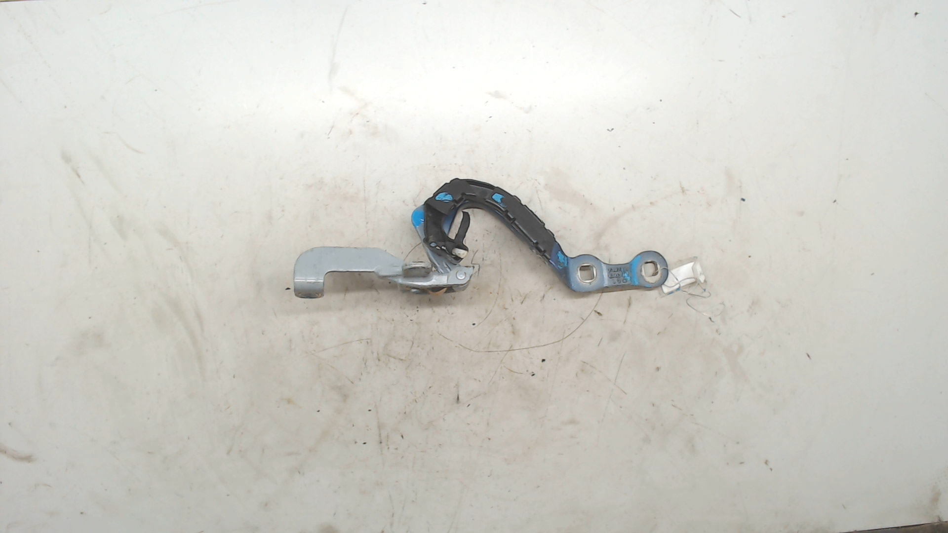 Петля крышки багажника