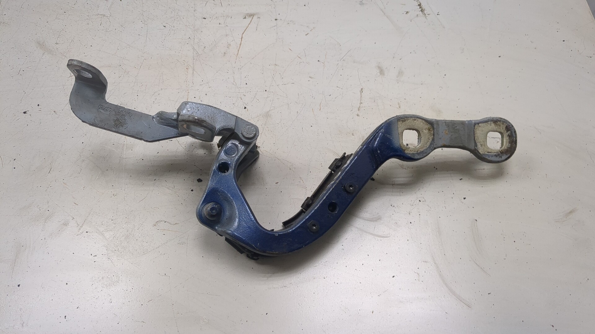 Петля крышки багажника