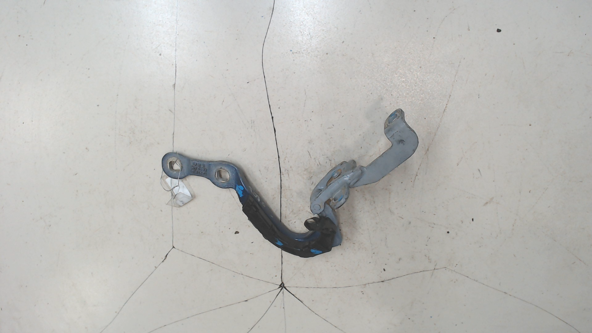 Петля крышки багажника