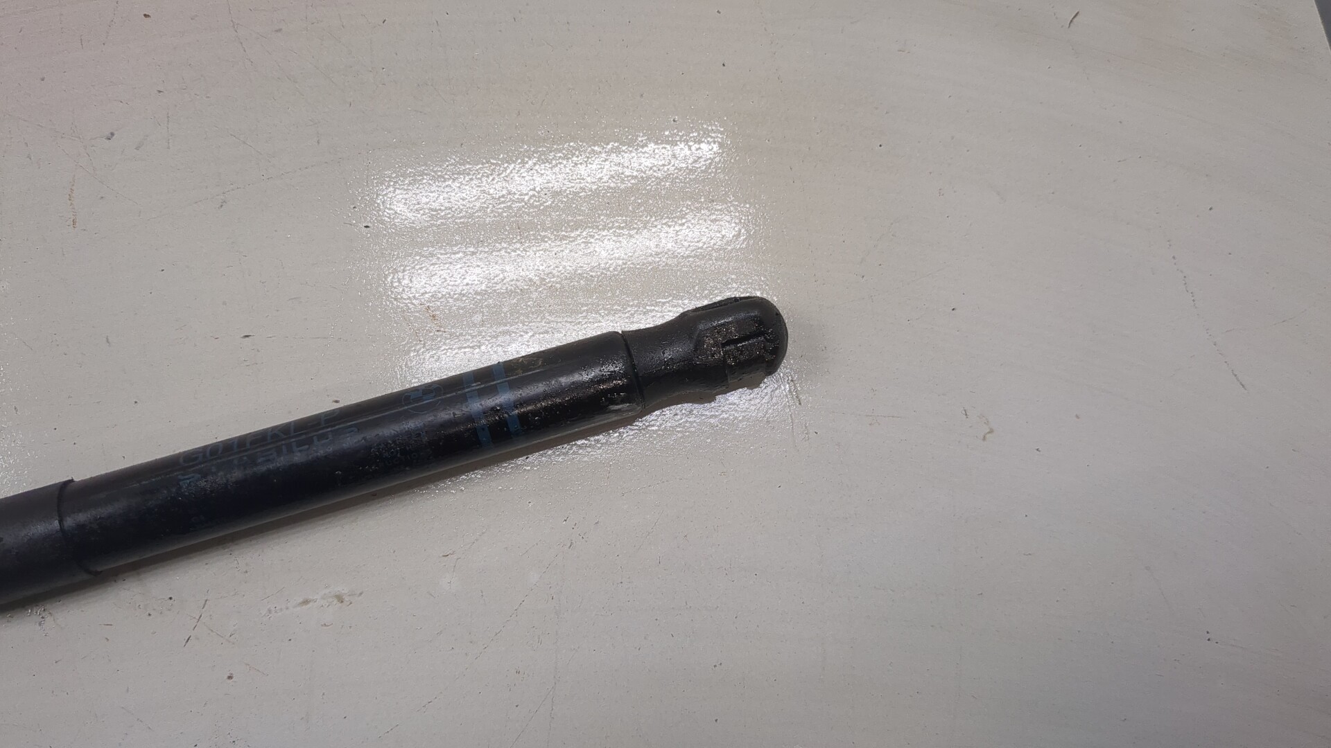 Амортизатор капота