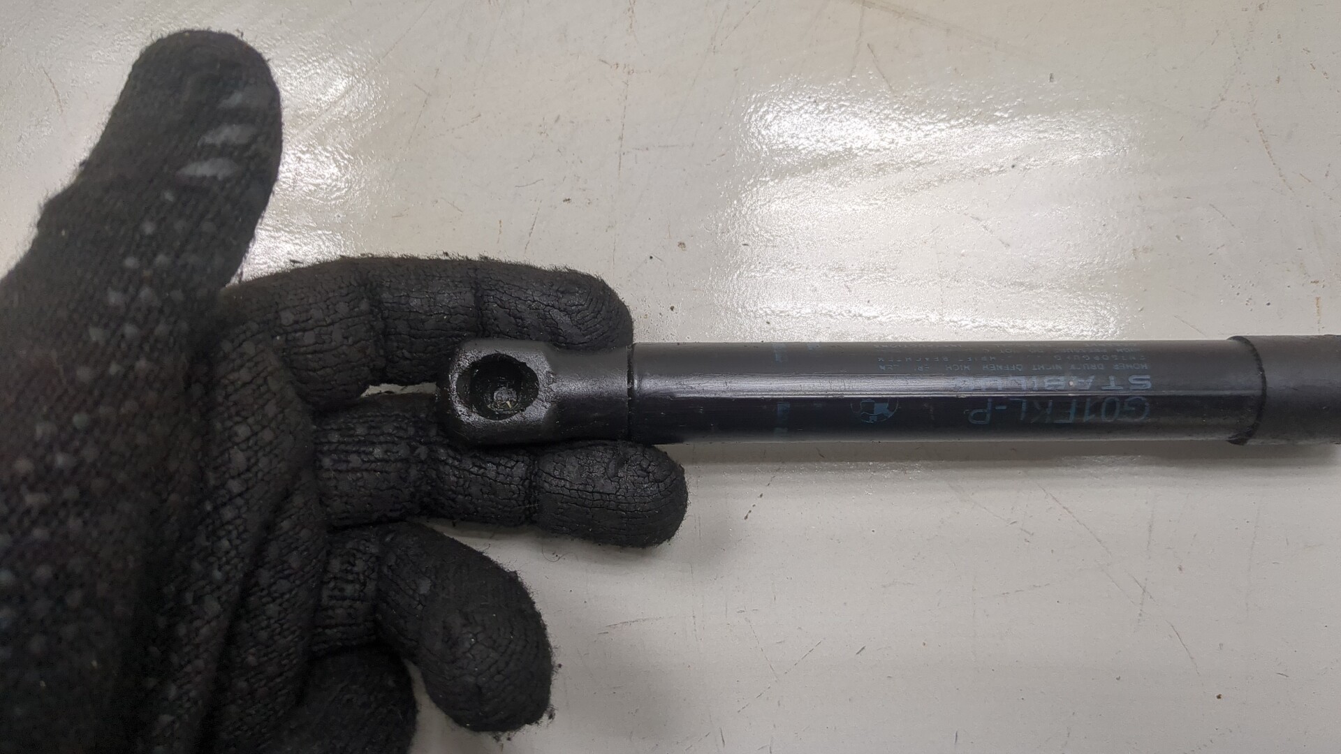 Амортизатор капота