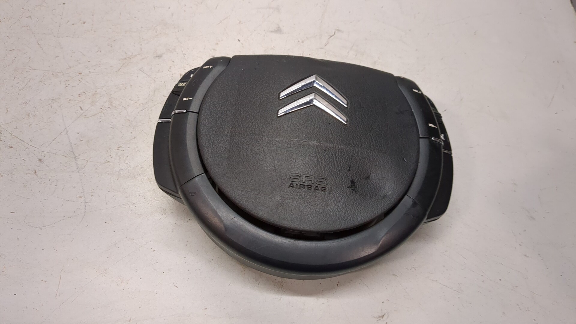 Подушка безопасности в рулевое колесо