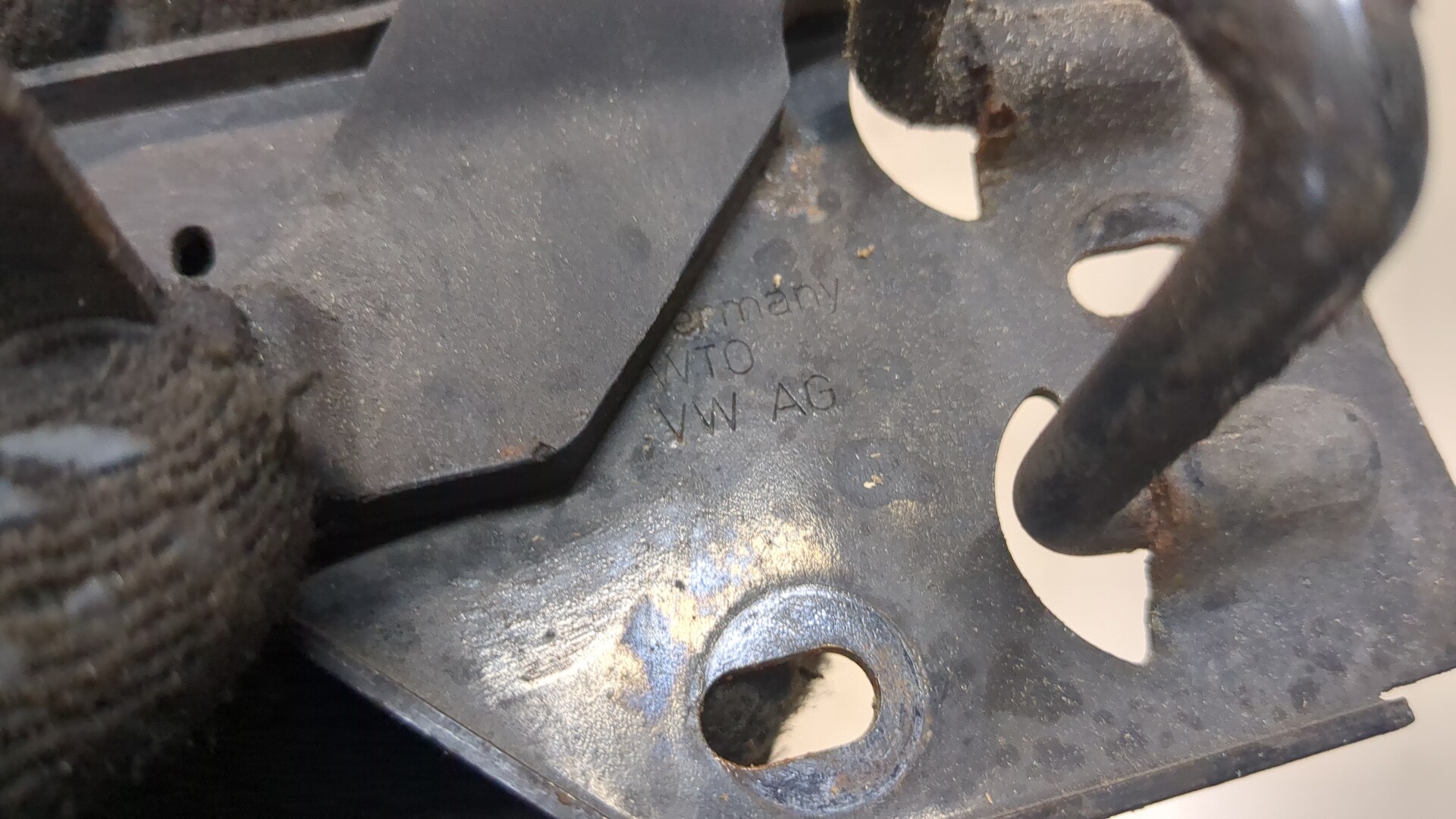 Замок капота