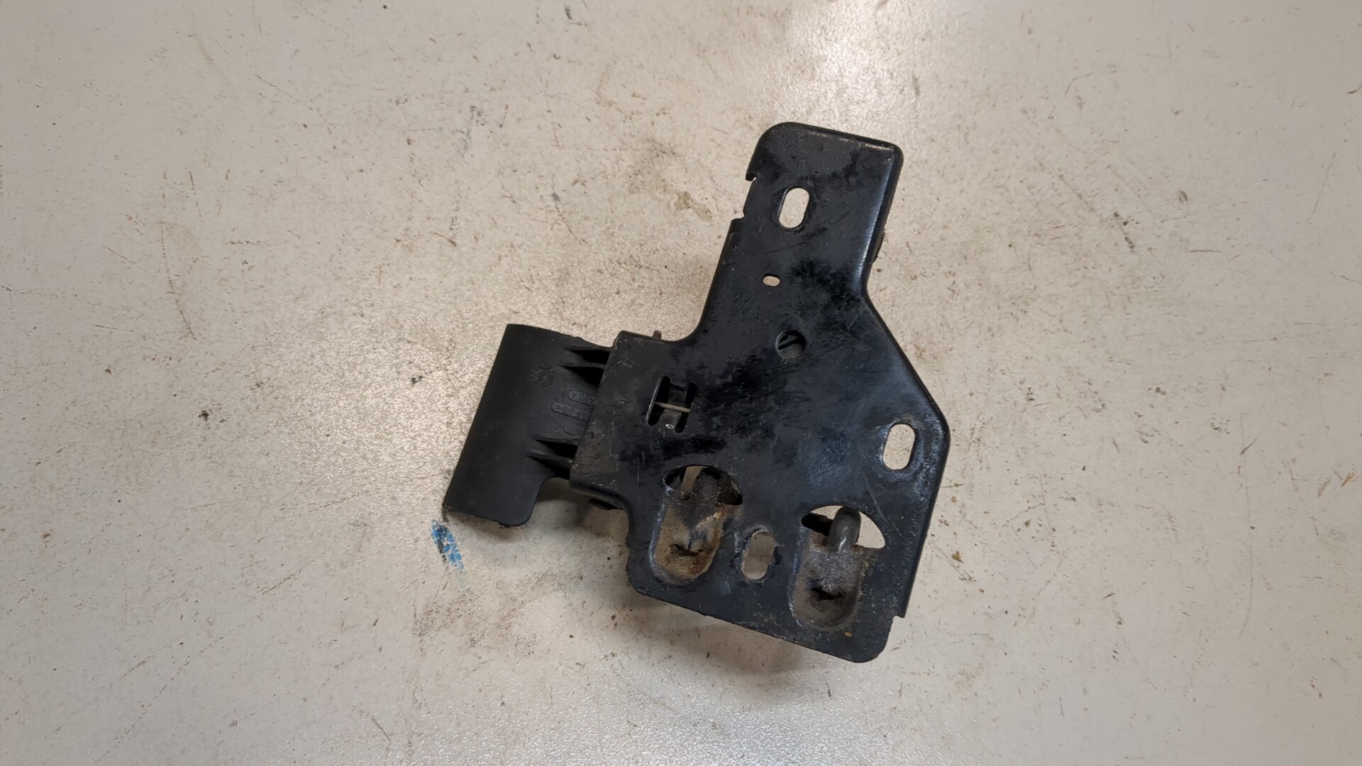 Замок капота