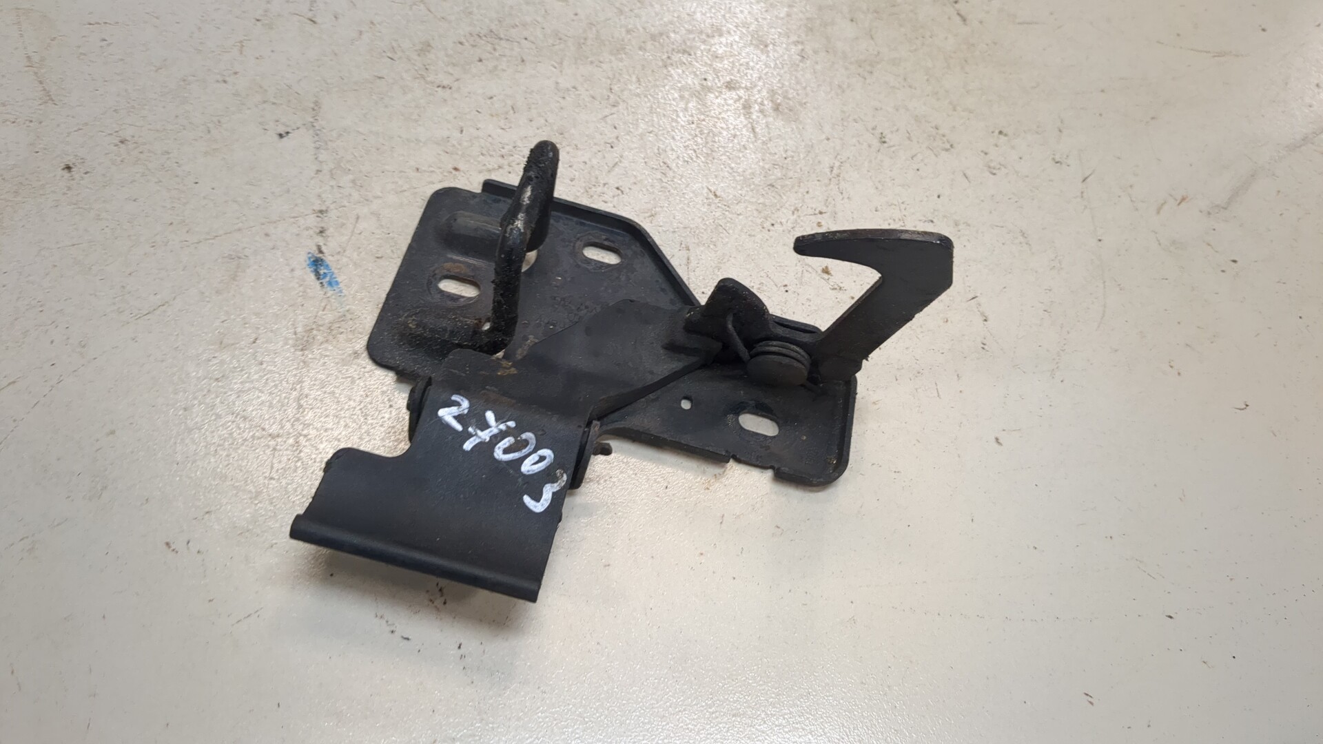 Замок капота