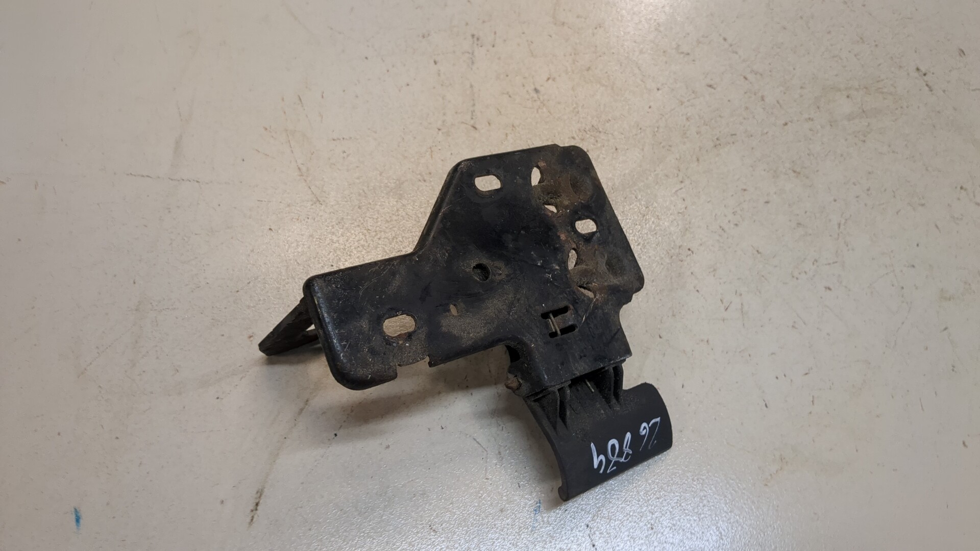 Замок капота