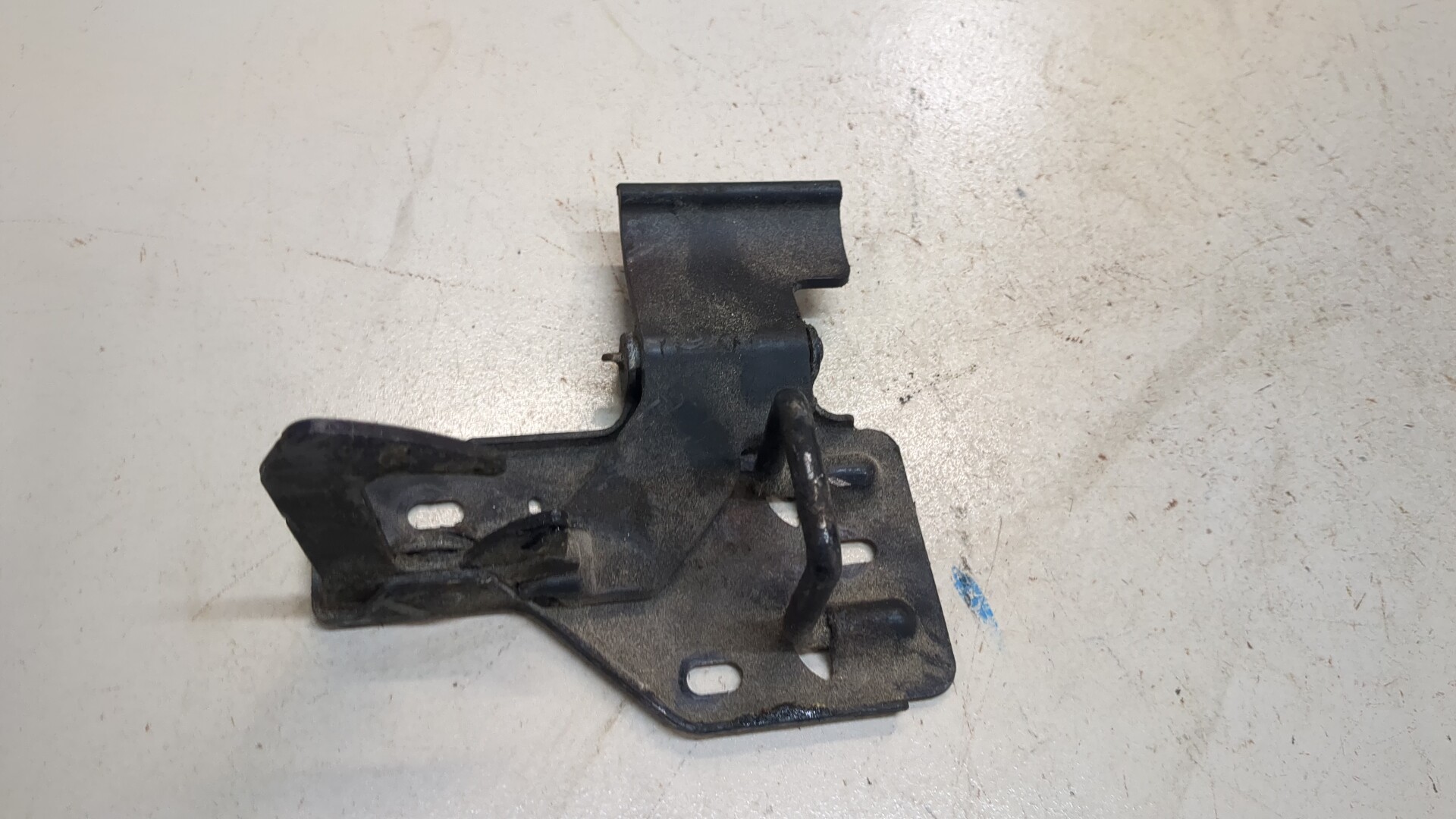 Замок капота