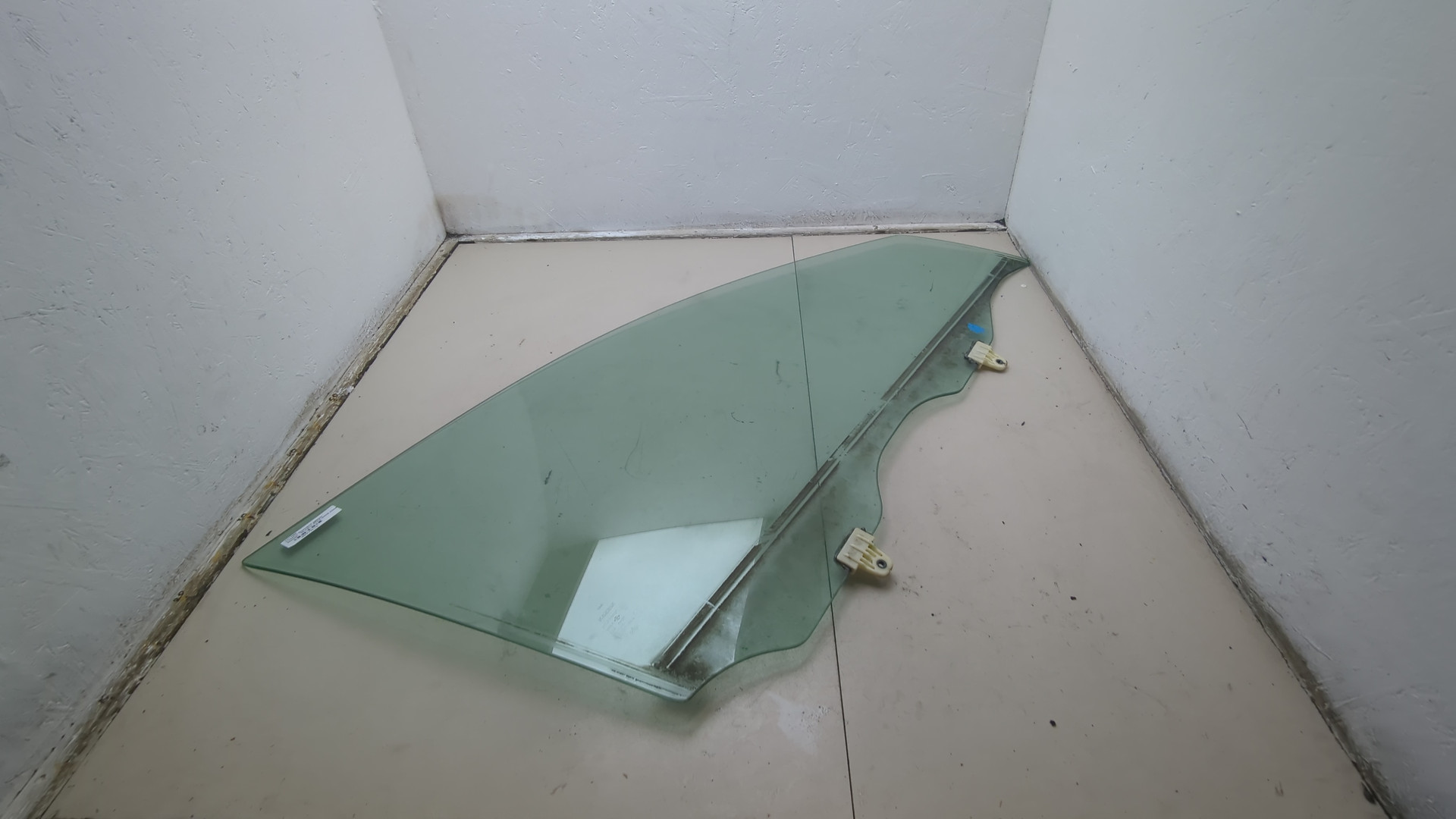 Стекло двери передней правой