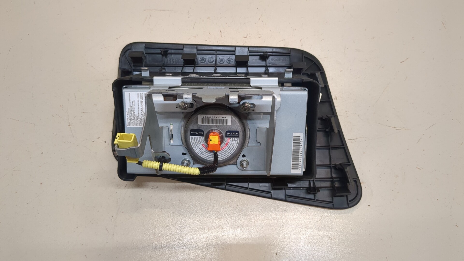 Подушка безопасности пассажирская (в торпедо)