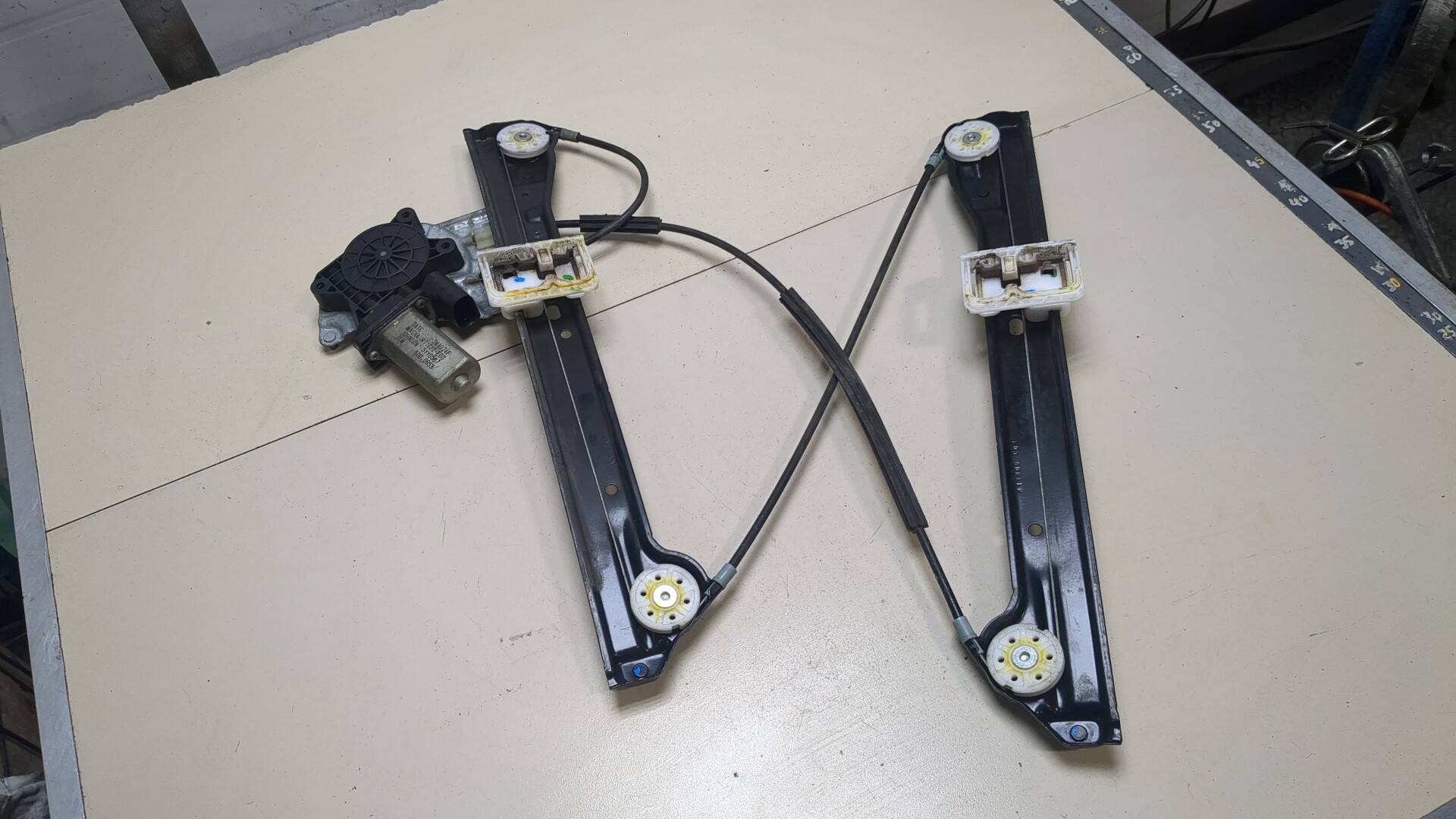 Стеклоподъемник электр. передний правый