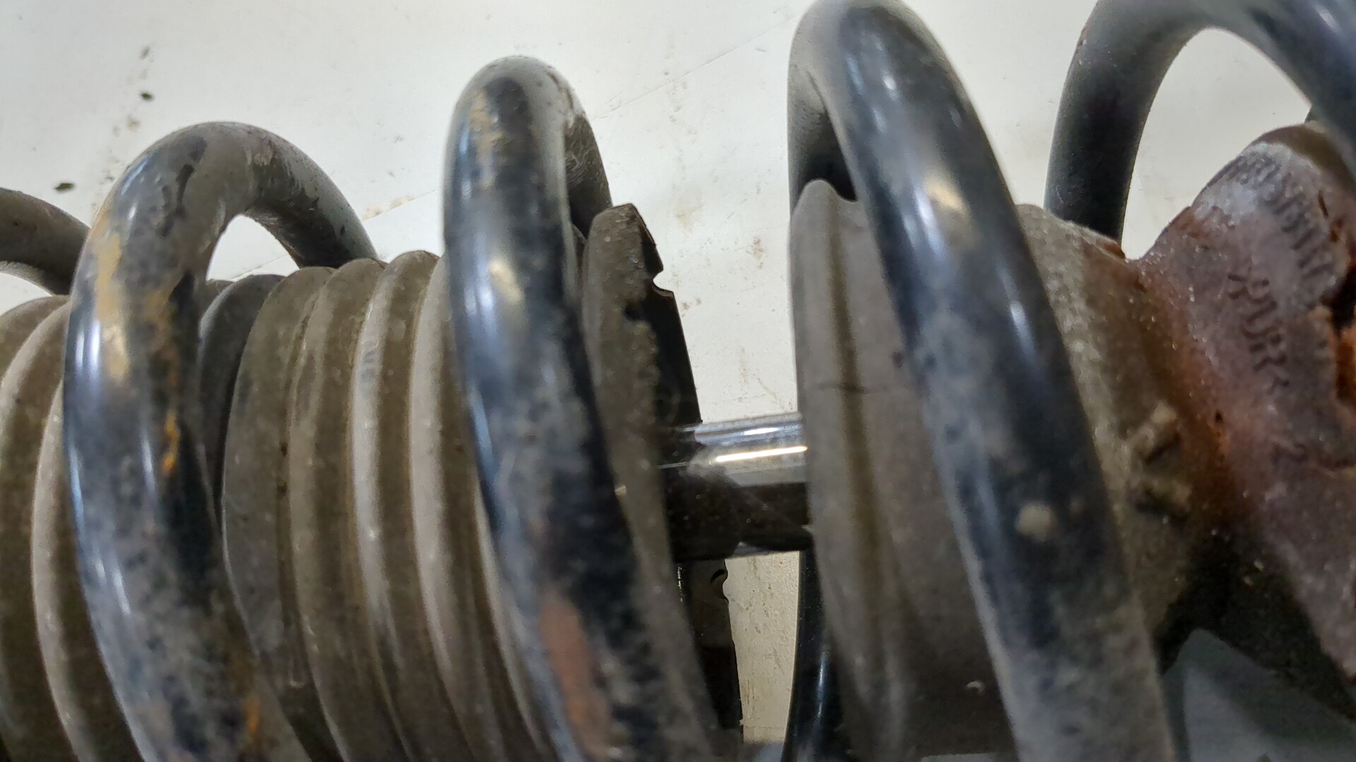 Амортизатор передний левый