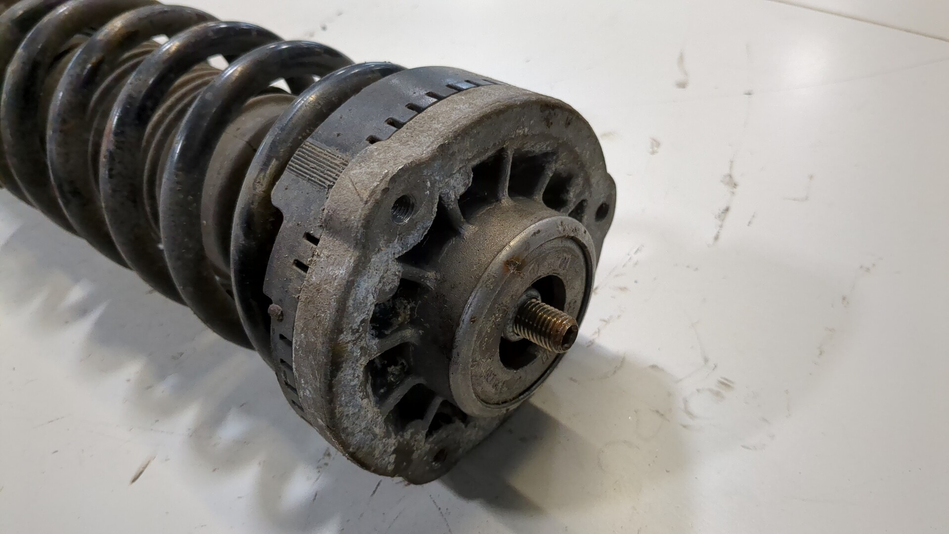 Амортизатор передний левый