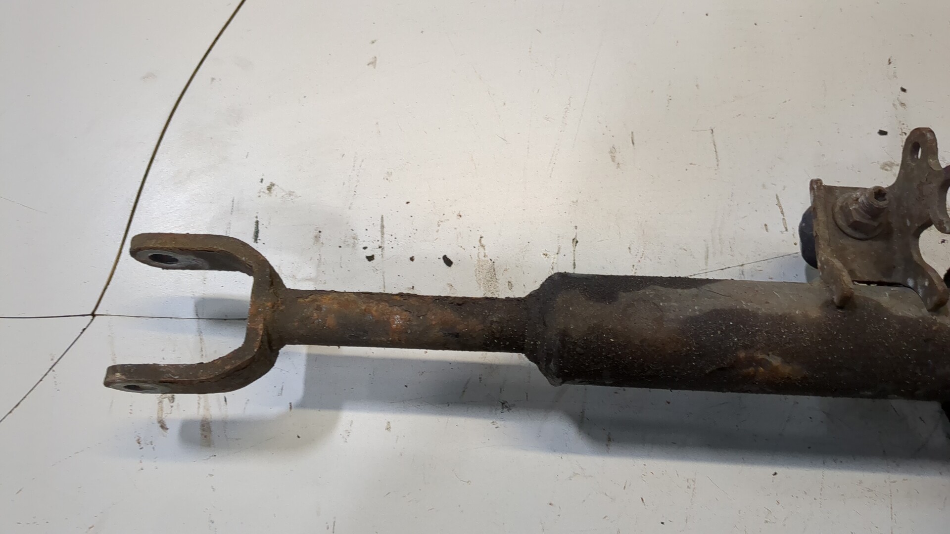 Амортизатор передний левый