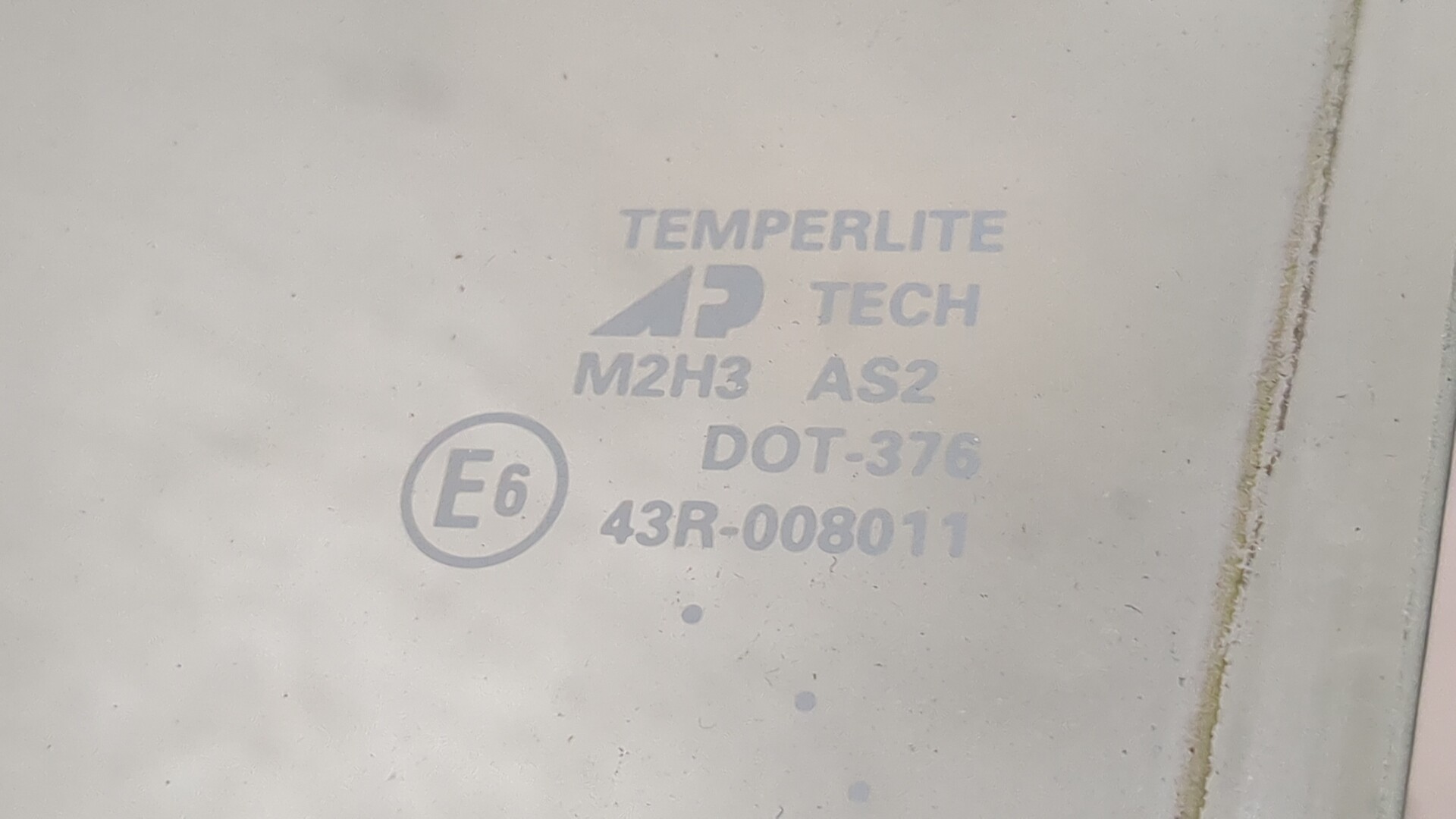 Стекло двери передней левой