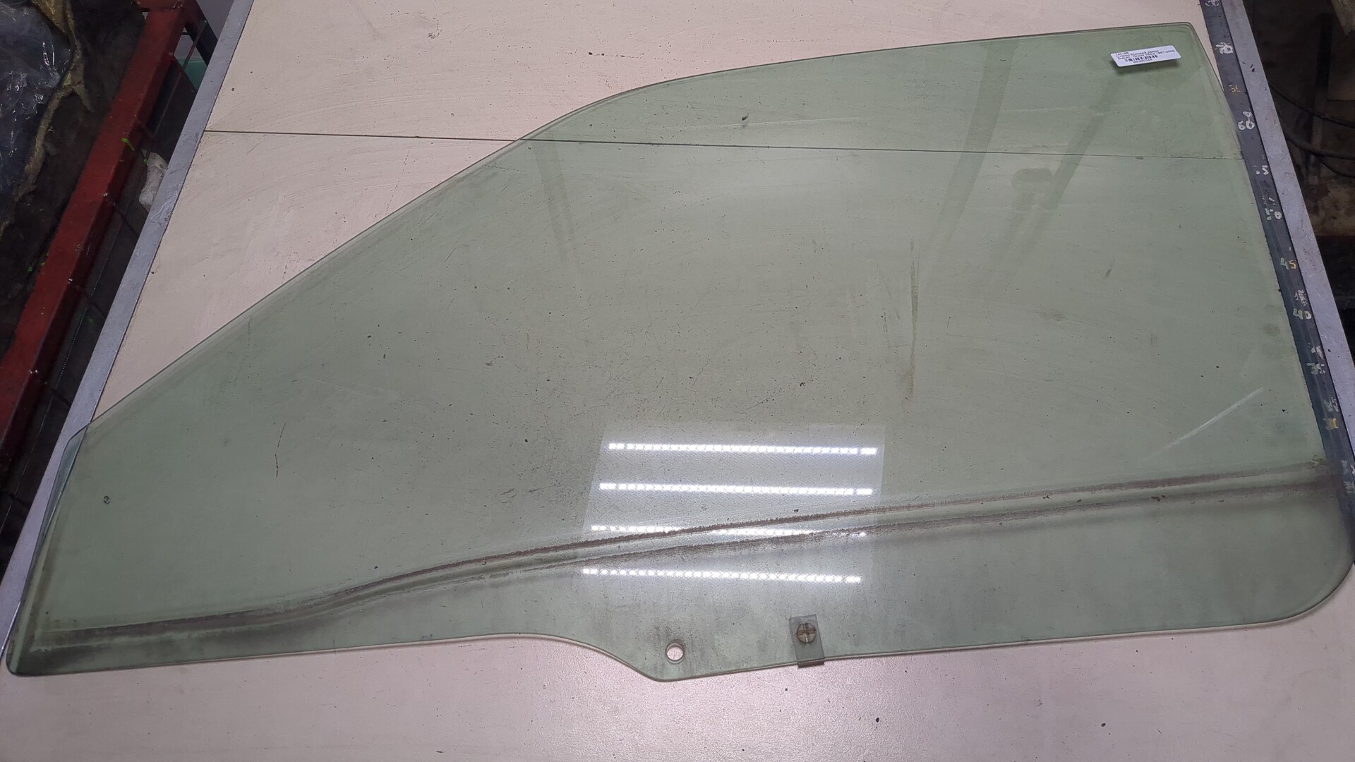 Стекло двери передней левой