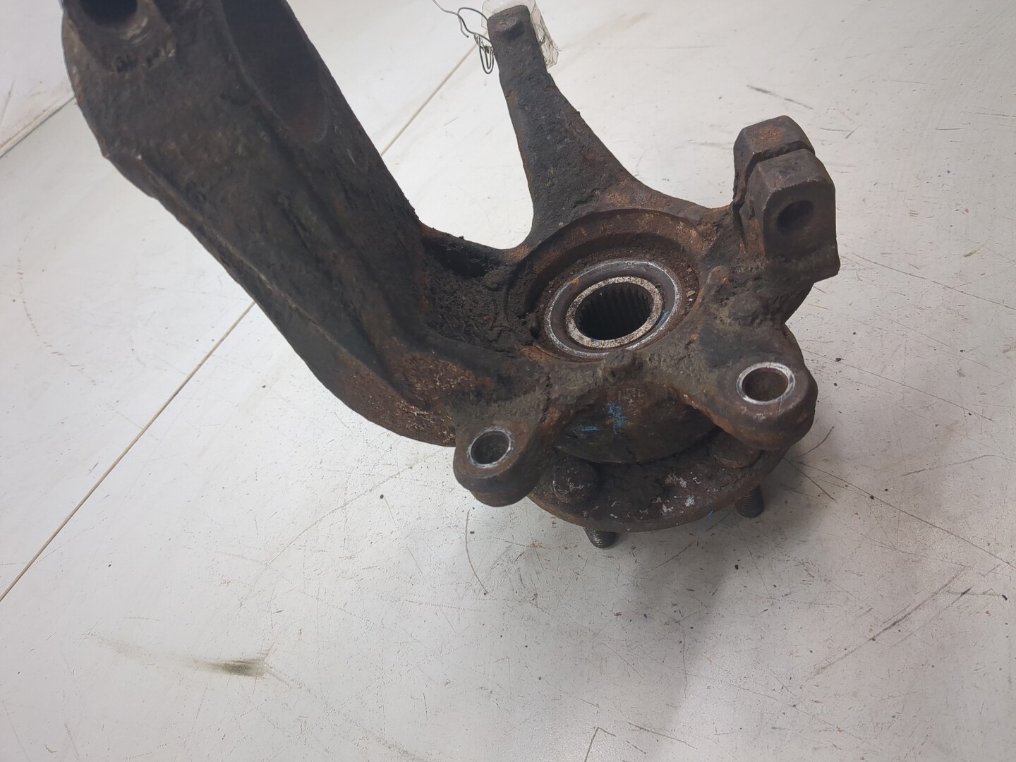 Кулак поворотный передний правый