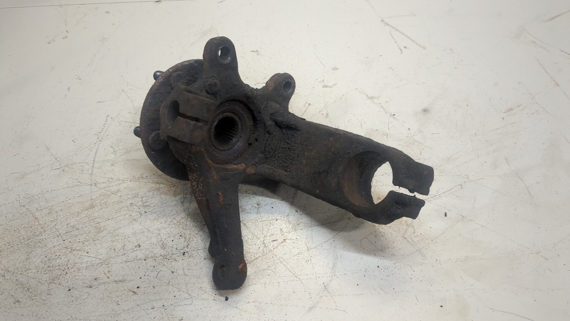 Кулак поворотный передний правый