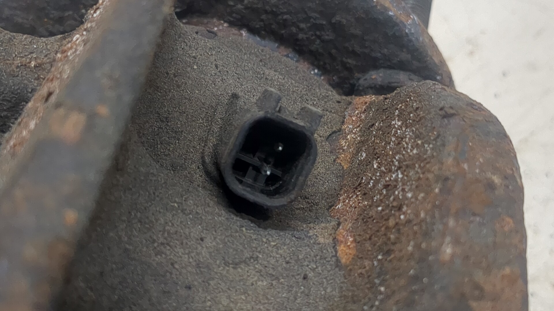 Кулак поворотный передний правый