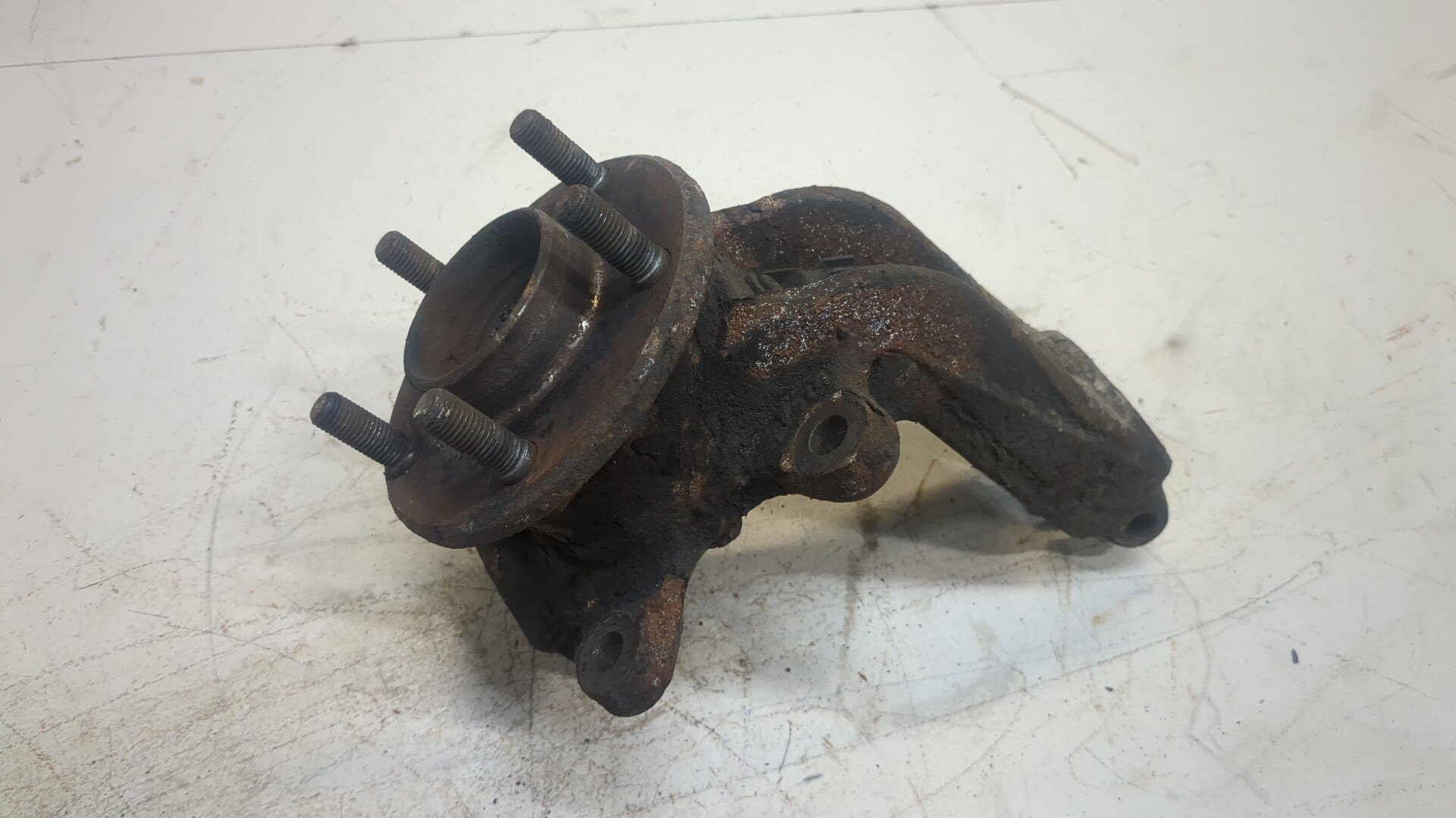 Кулак поворотный передний правый