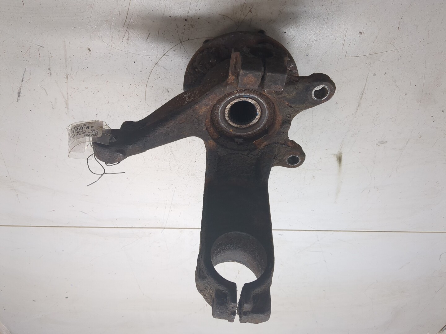 Кулак поворотный передний правый