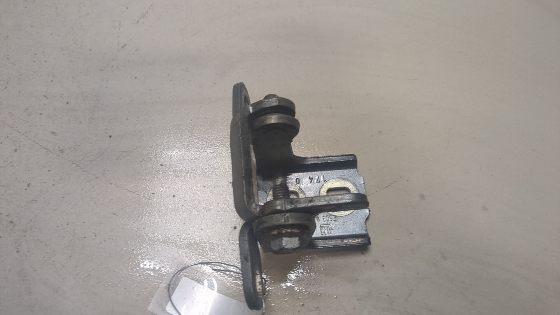 Петля двери