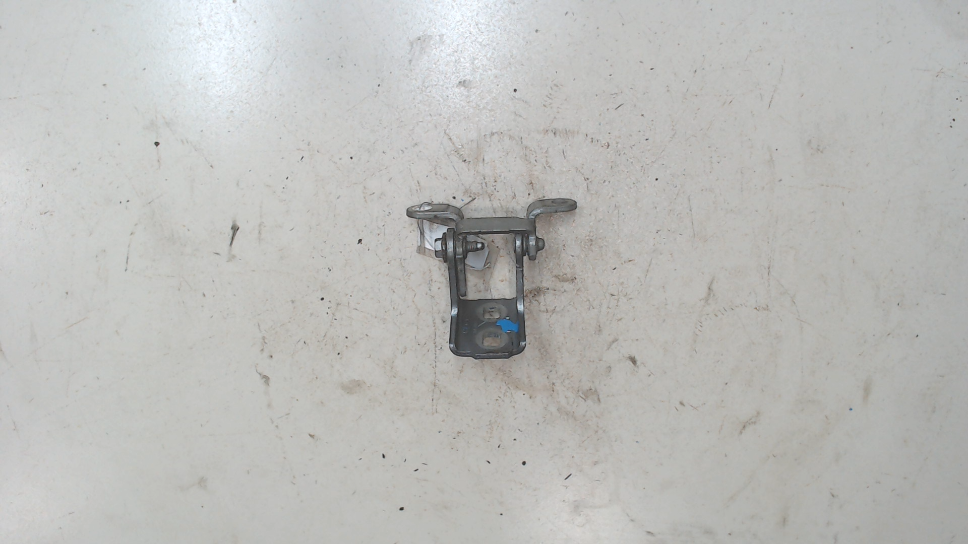 Петля двери