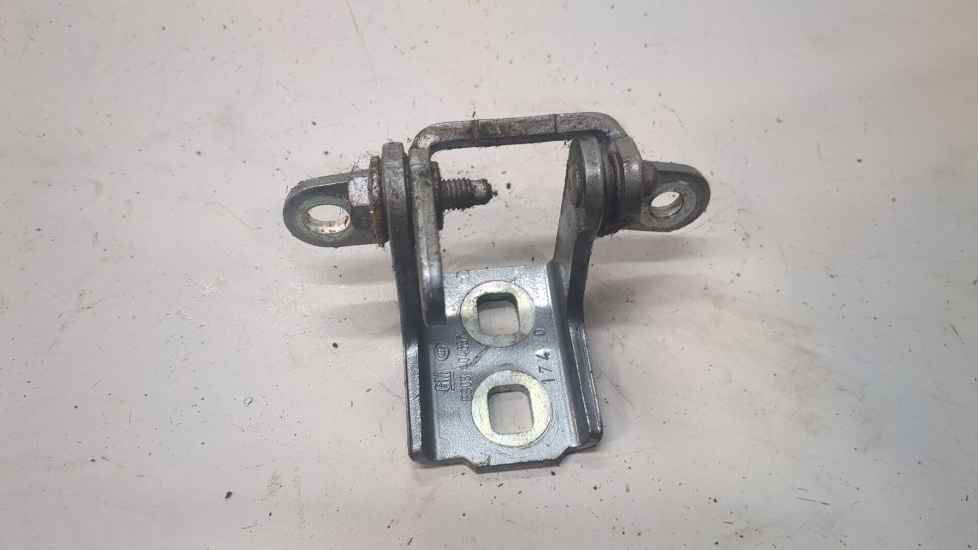 Петля двери