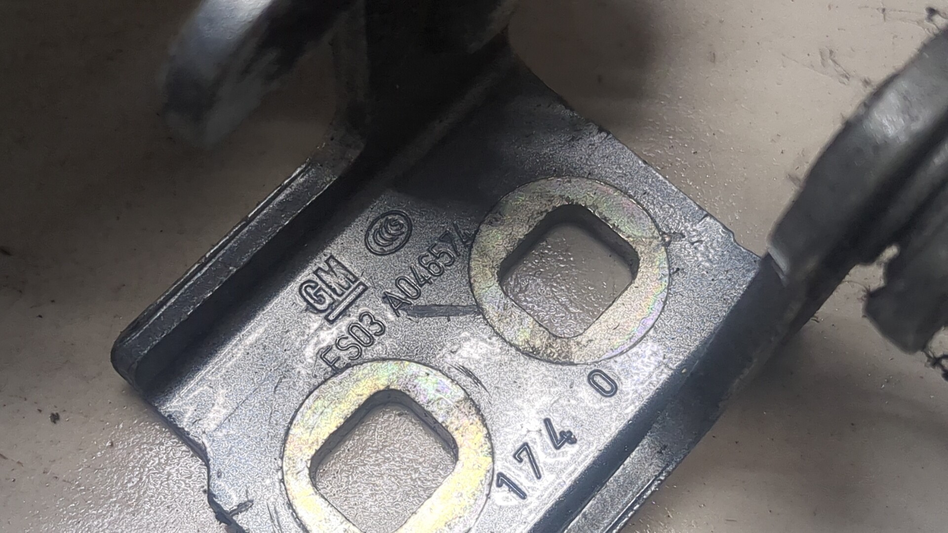 Петля двери