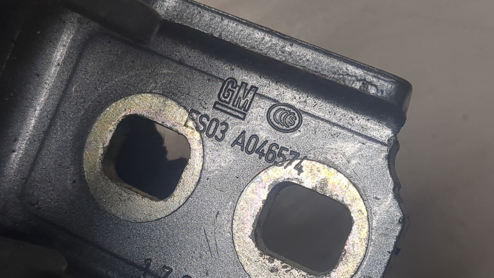 Петля двери