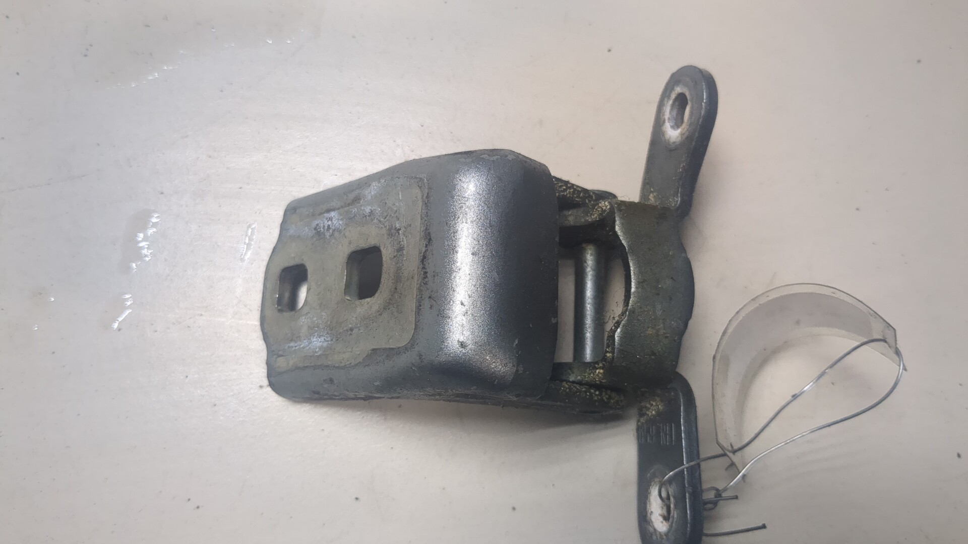 Петля двери