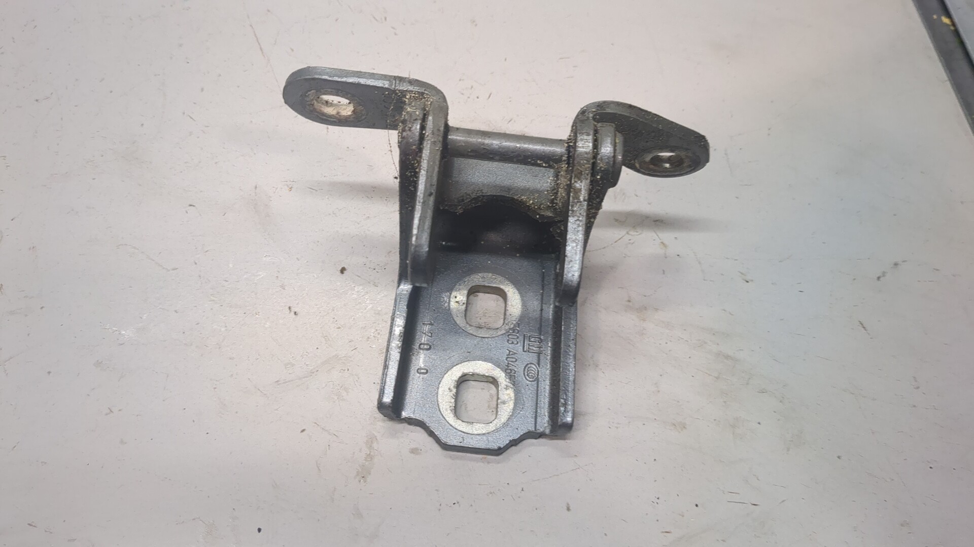 Петля двери