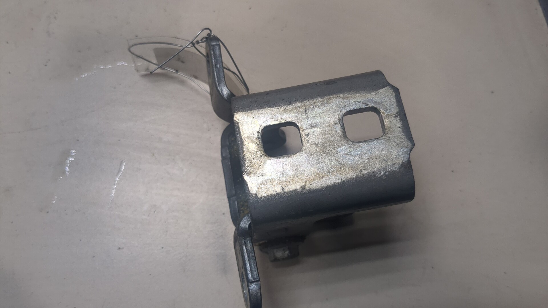 Петля двери