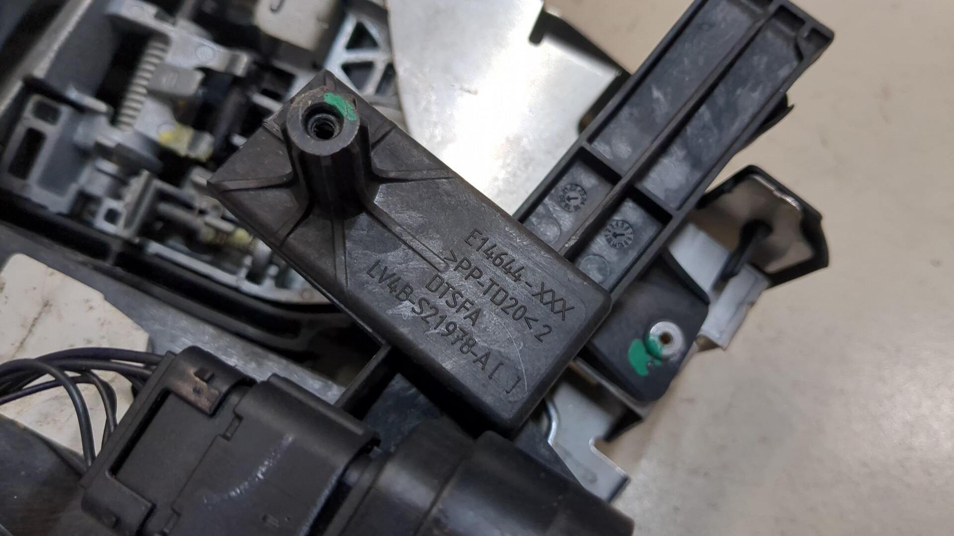 Замок двери передней правой