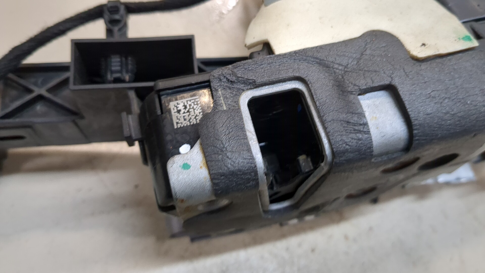 Замок двери передней правой