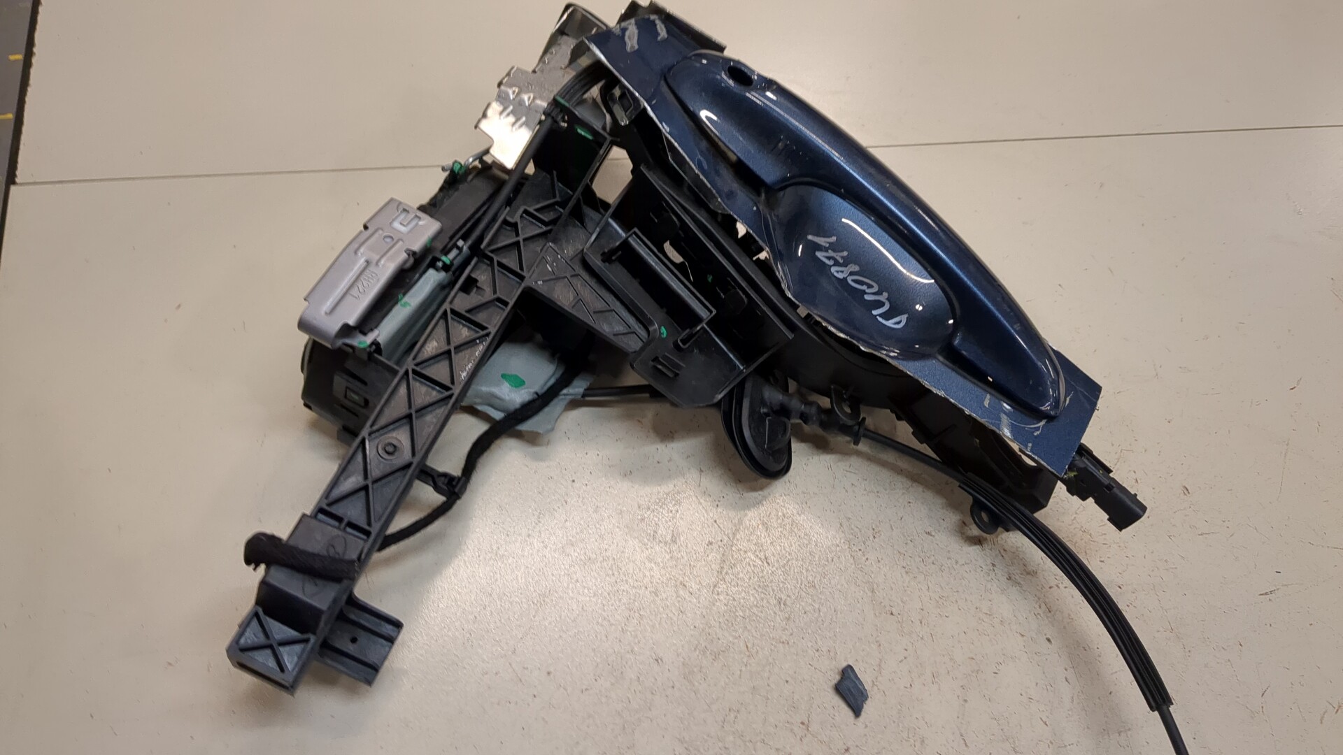 Замок двери передней правой