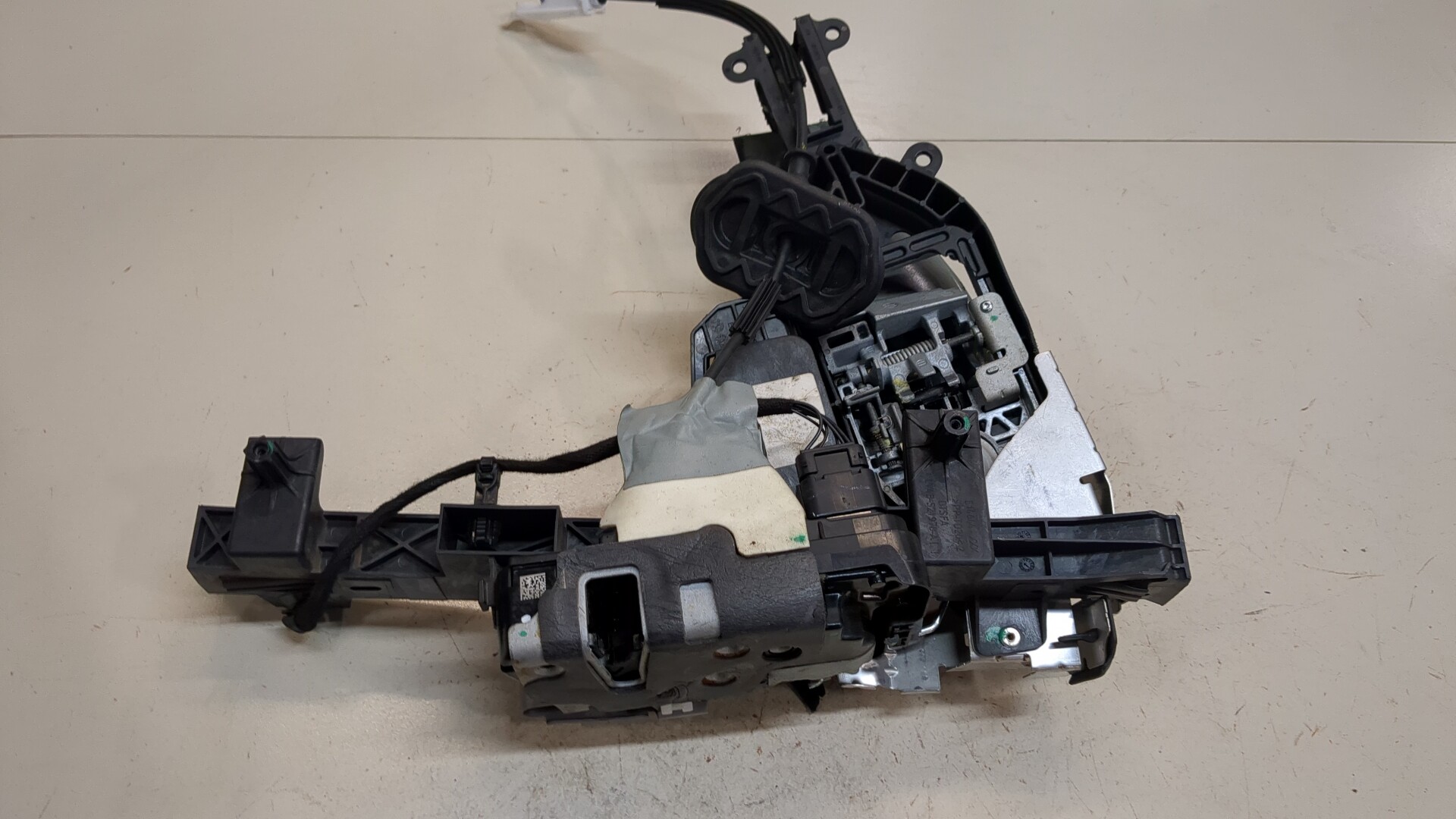 Замок двери передней правой