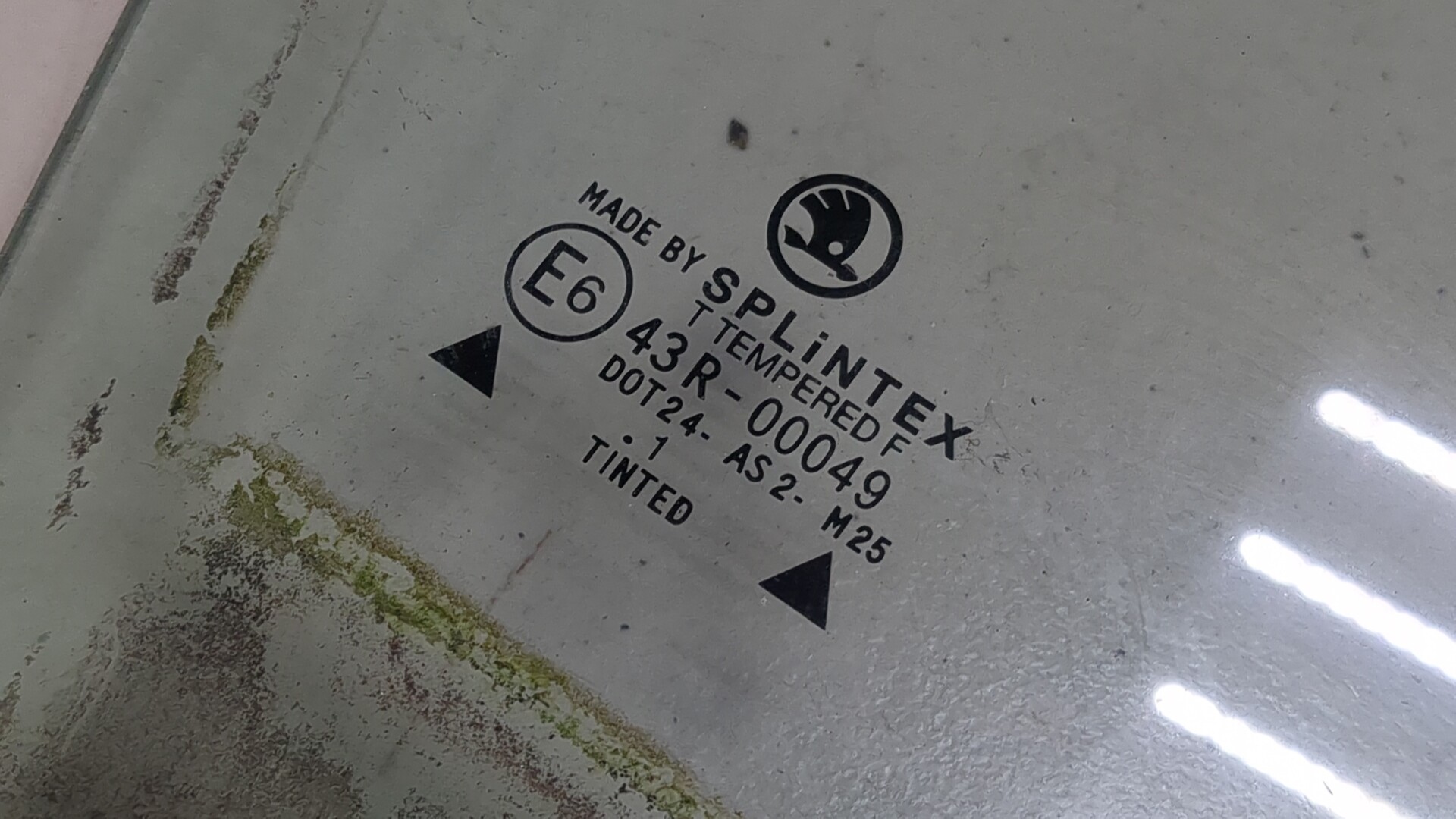 Стекло двери передней правой