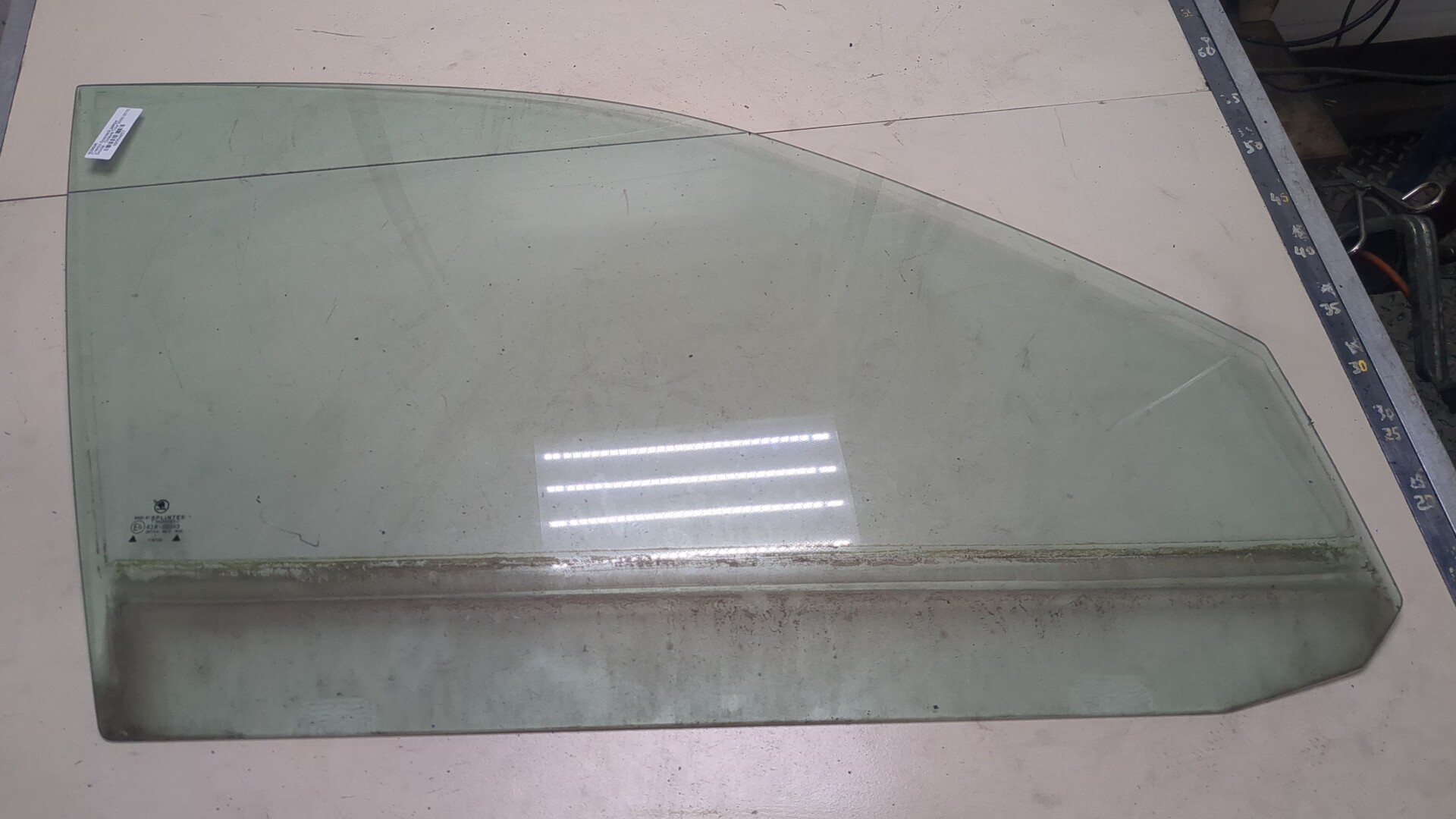 Стекло двери передней правой