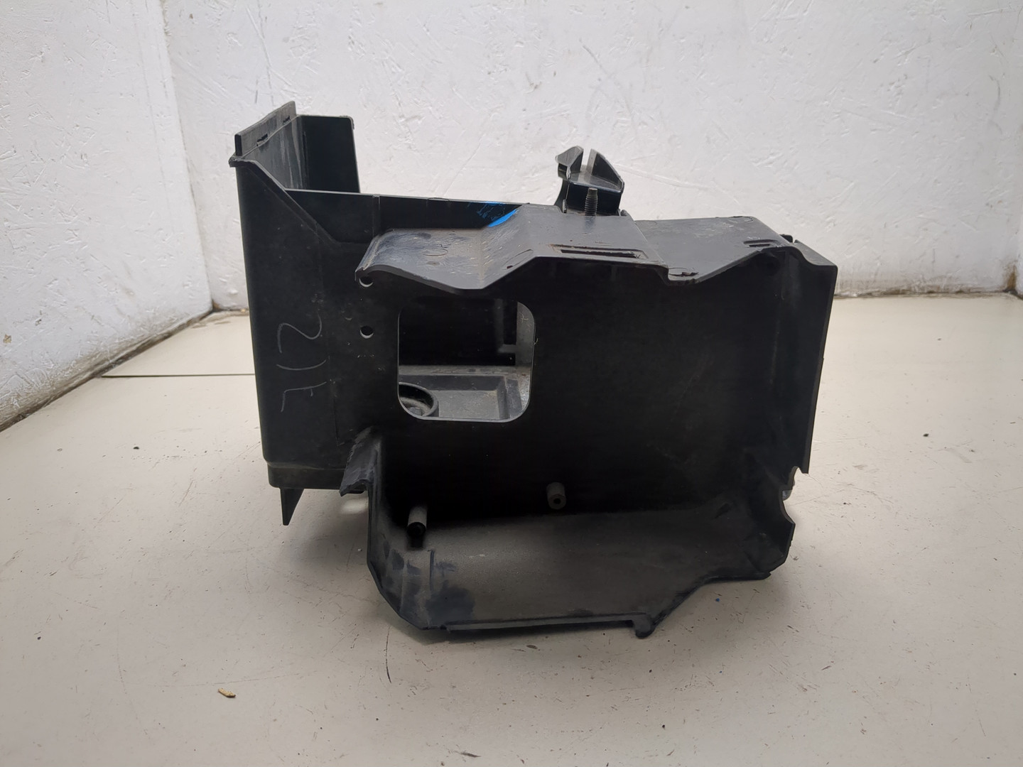 Площадка под аккумулятор (АКБ)