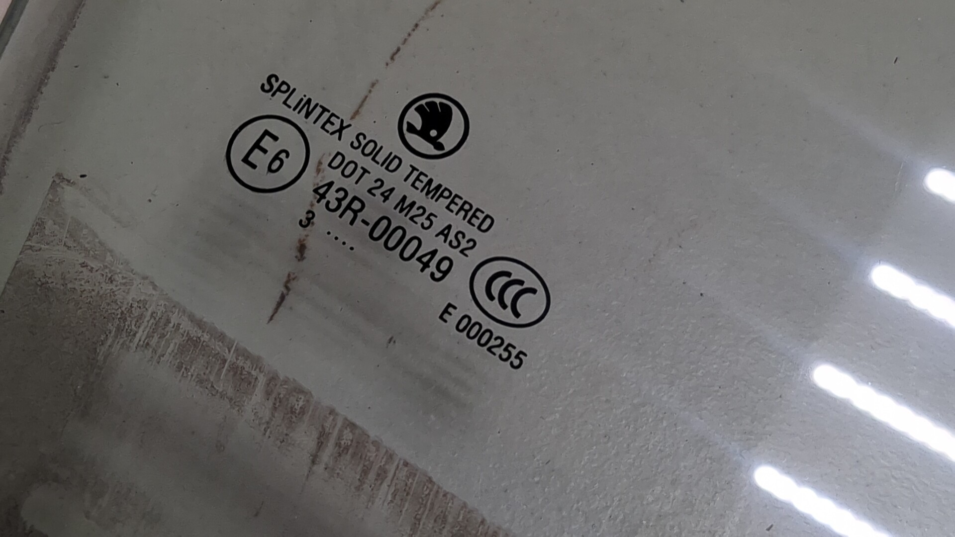 Стекло двери передней правой