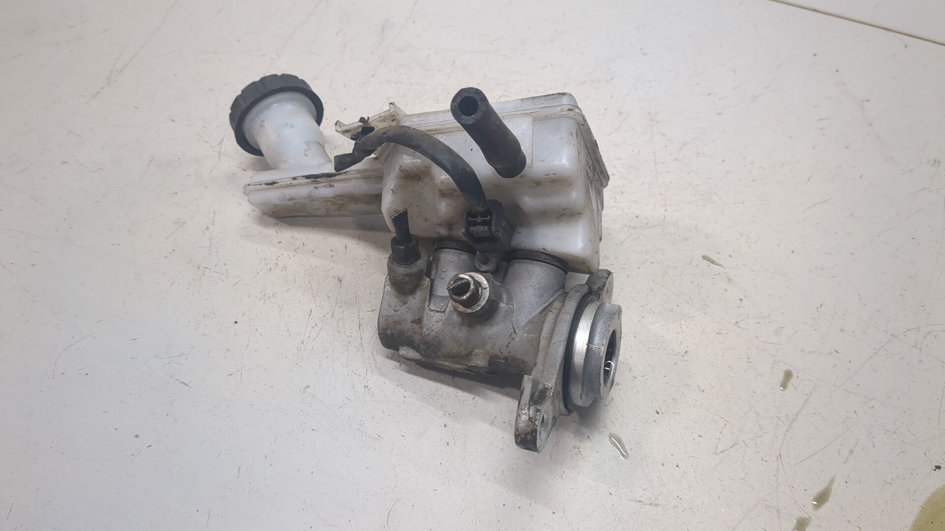 Цилиндр тормозной главный