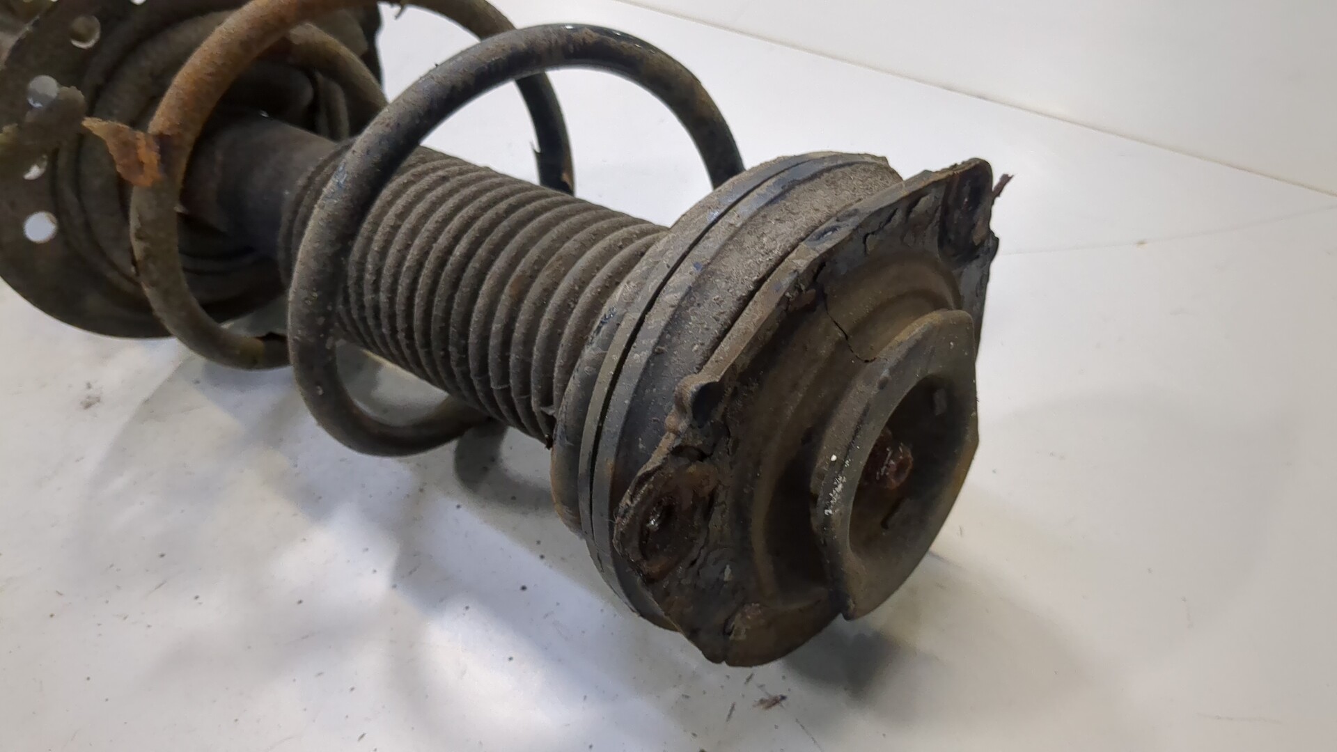 Амортизатор передний левый