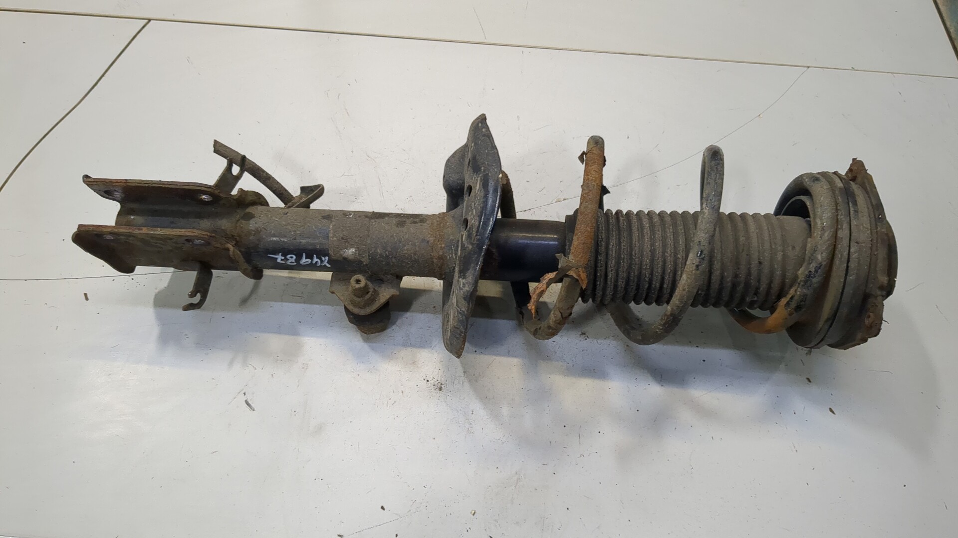 Амортизатор передний левый