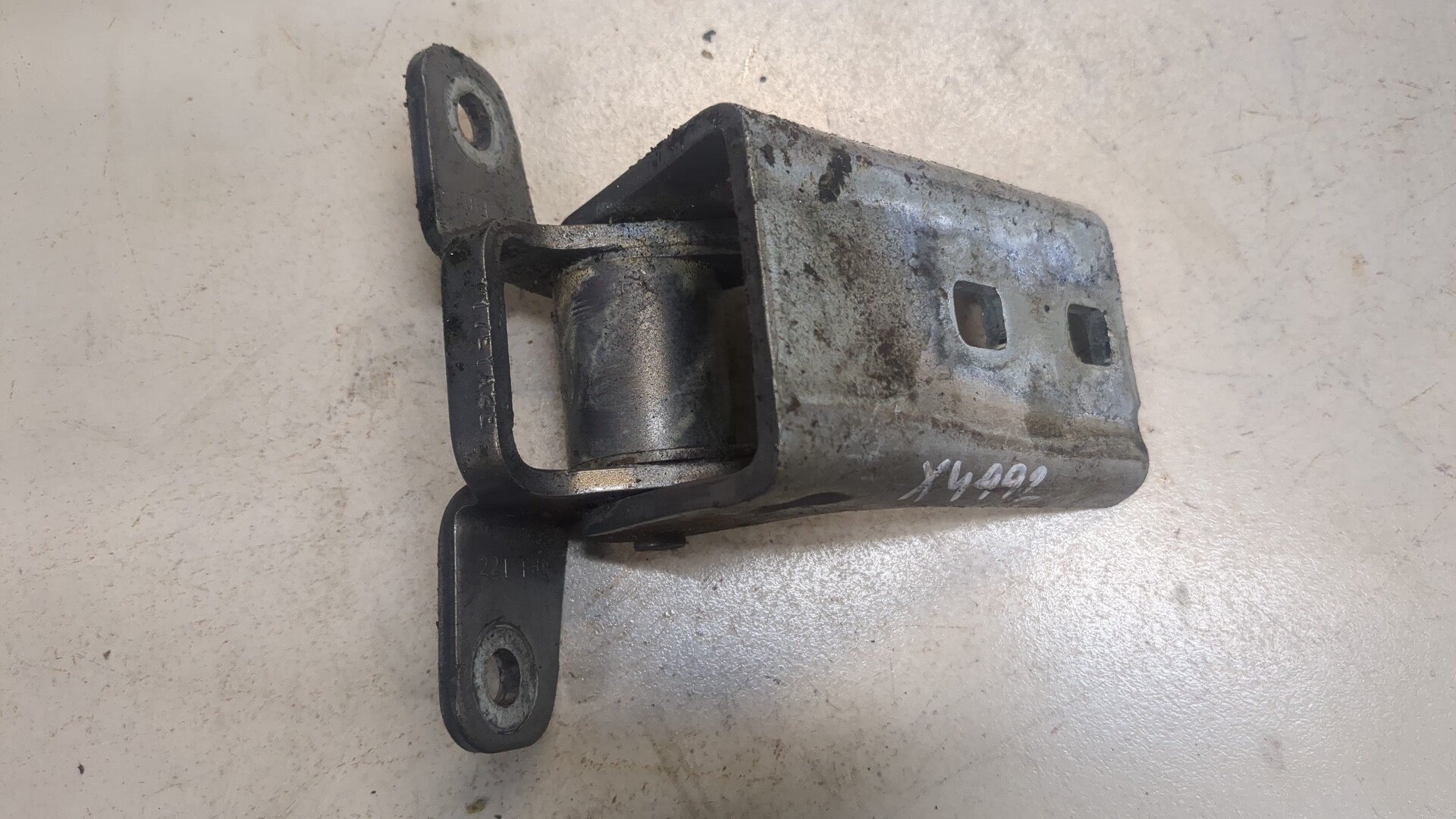 Петля двери