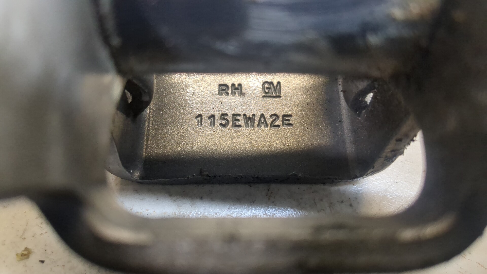 Петля двери