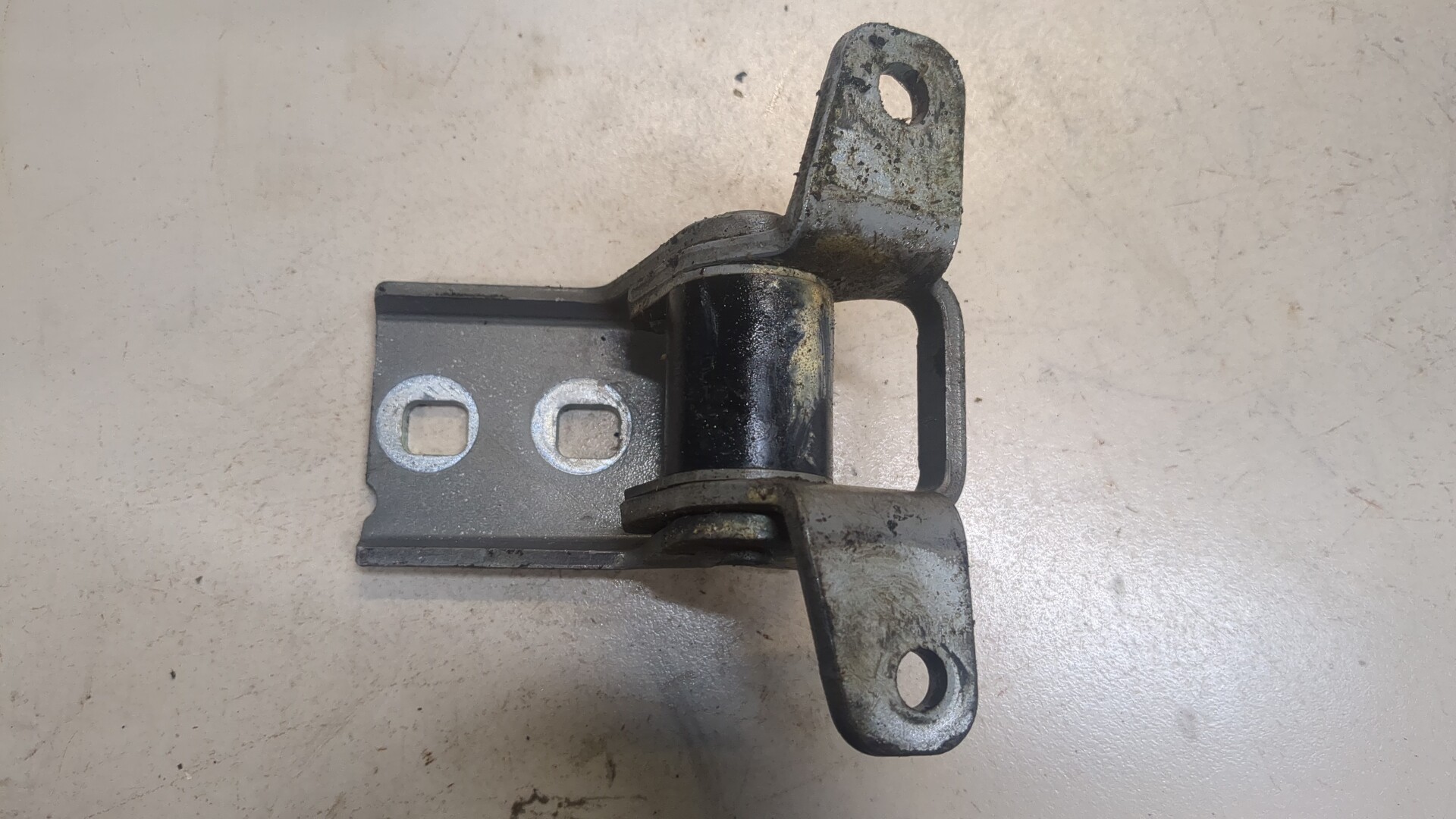 Петля двери