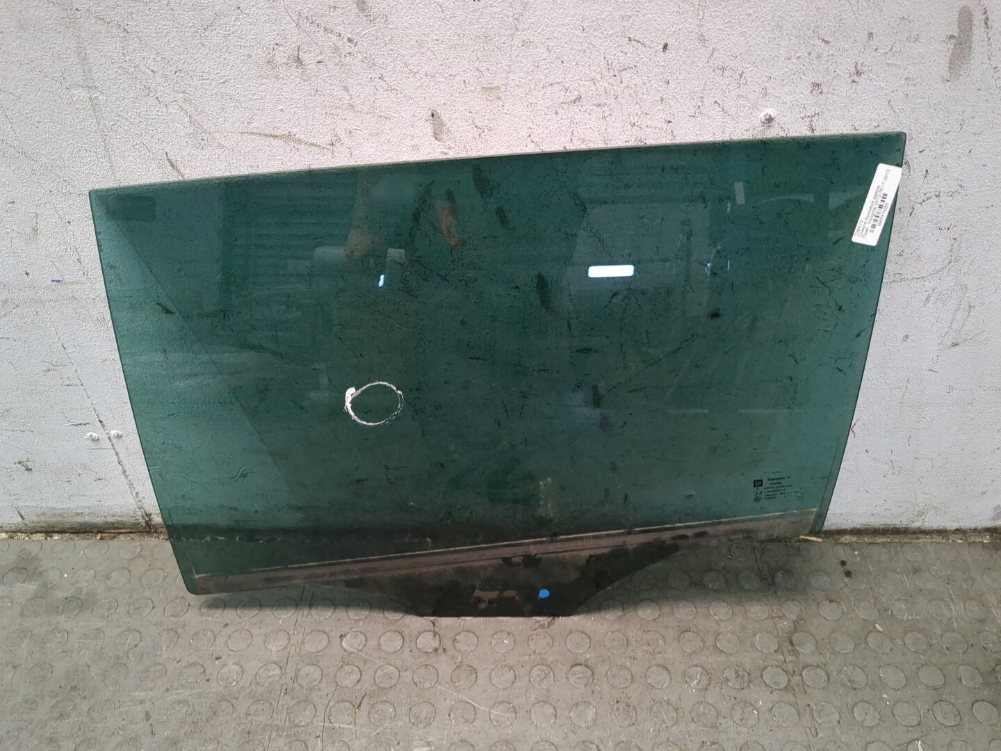 Стекло двери задней левой