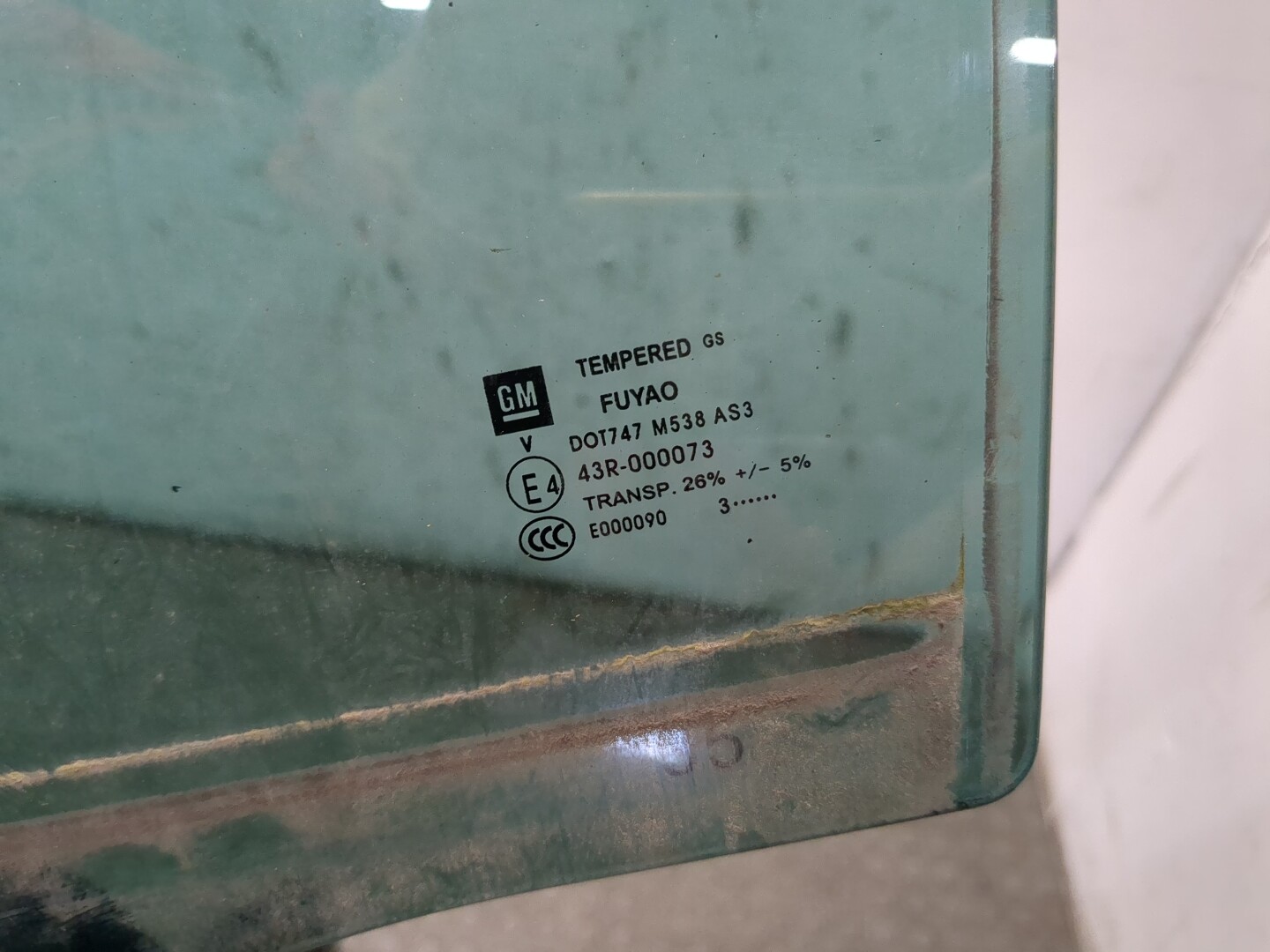 Стекло двери задней левой