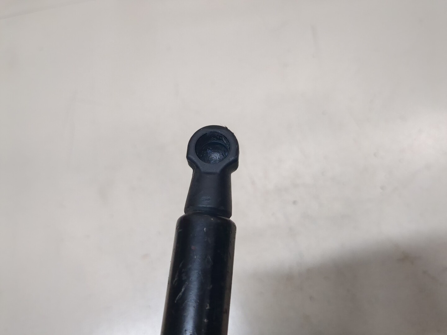 Амортизатор капота